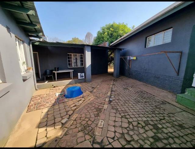 10 BEDROOM HOUSE FOR SALE IN SOPHIATOWN